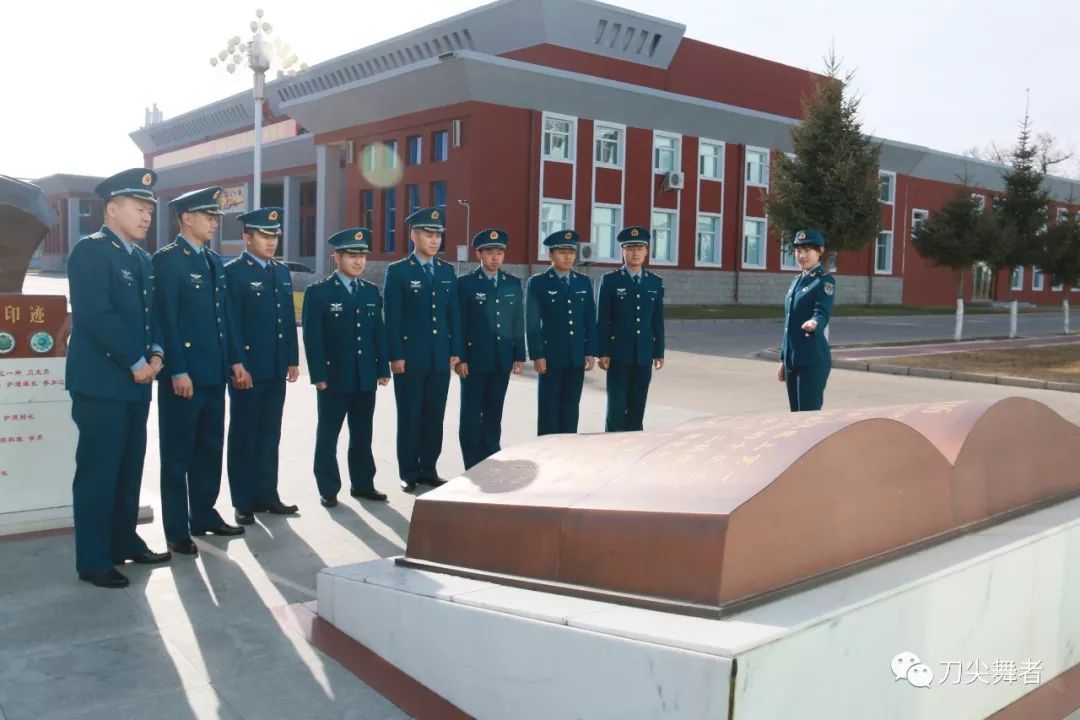 做薪火相传举旗人：北部战区空军部队庆祝空军成立69周年