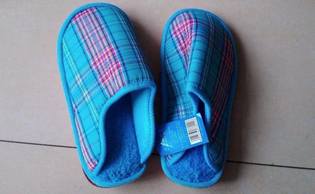 这是一双乳胶棉拖，跳跃在云端之巅的曼妙，穿上3秒就暖脚！