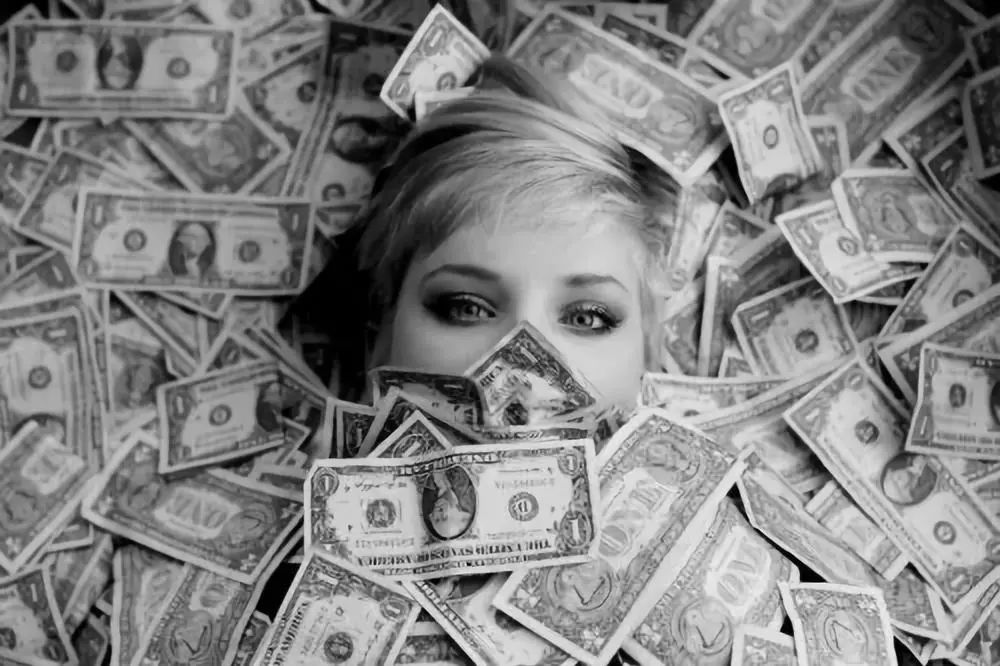 呵呵！温哥华中国留学生自述被三个“干爹”*养包**：“我们只是在恋爱而已”