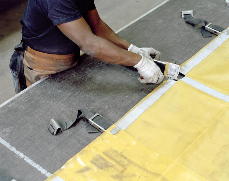 把废料做成流行的瑞士包袋Freitag，贩卖的到底是什么？｜市场发明家