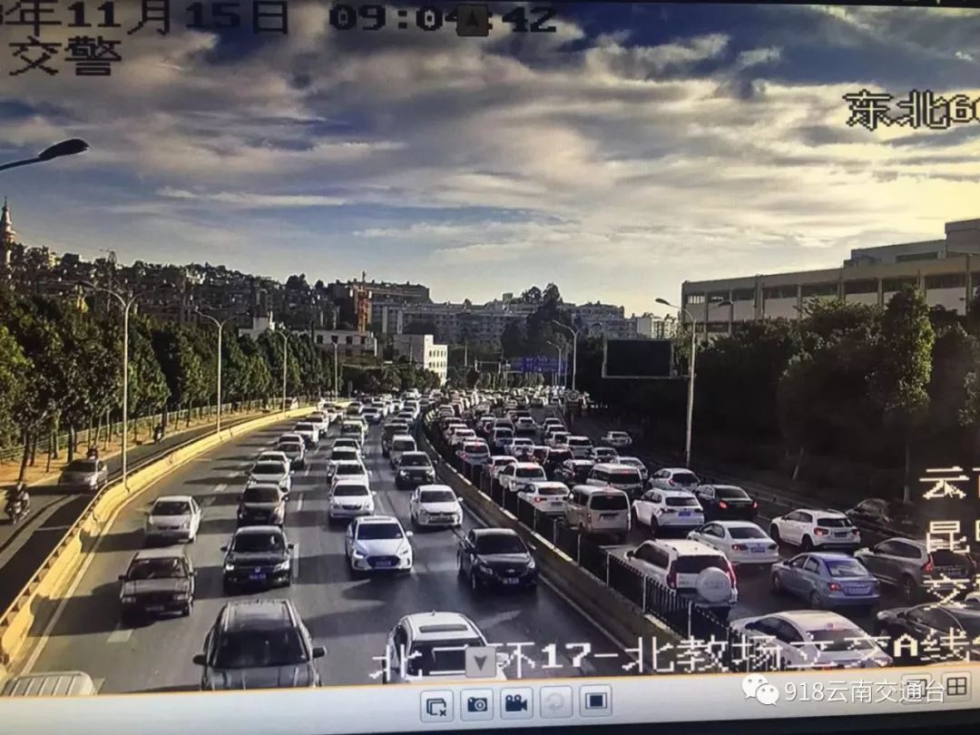 云南昭通二环路货车侧翻,昆明官南大道货车侧翻