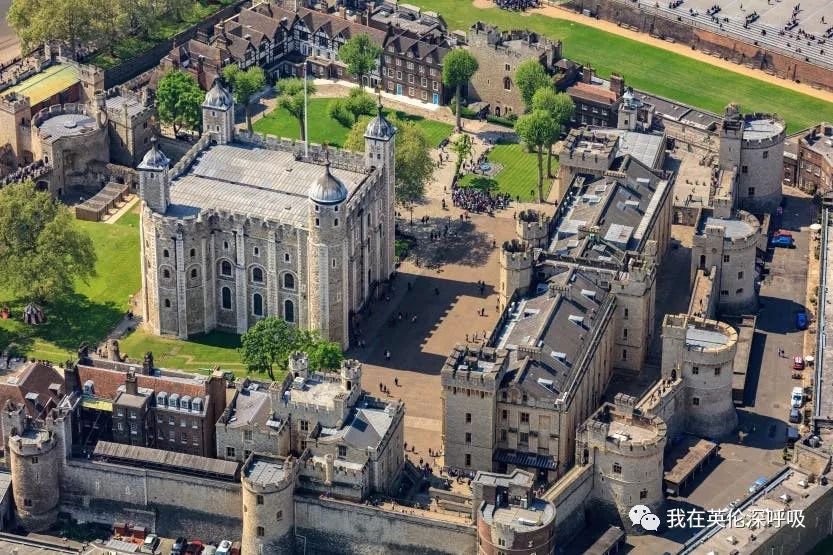 「皇室追踪」女王办公的白金汉宫，周末度假的温莎城堡，威廉凯特，哈利梅根居住的肯辛顿宫，不只可以在门口照个像，其实也可以进去转转