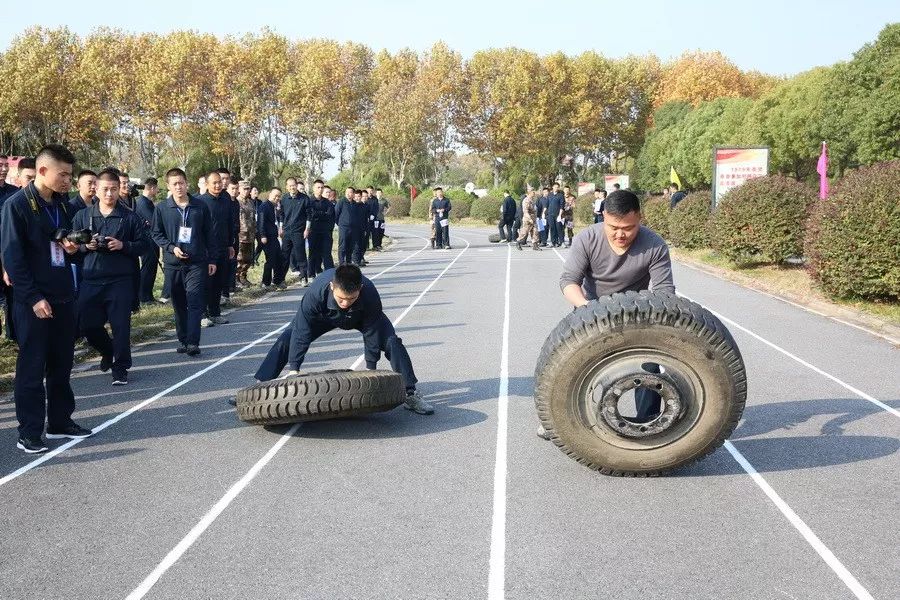 解放军运动会扛着炮跃过障碍,直击军体运动会