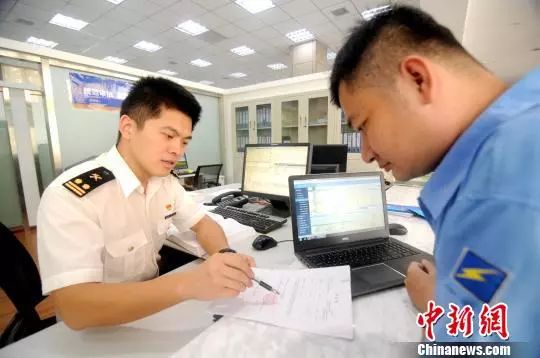 出国千万别帮人带东西,出国要小心别人送的东西不能要