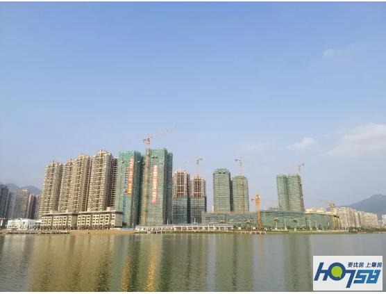 七盘雄踞，择湖而居！坐落于繁荣新城之上的黄金湖区生活板块~