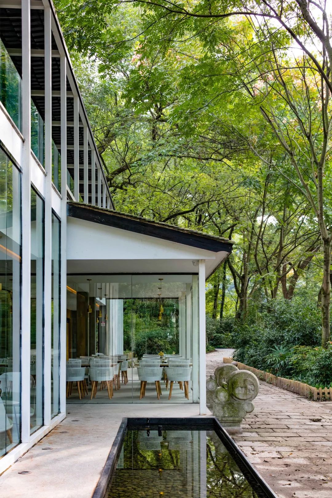 自称“射鸡师”！这个“不太正经”的设计师把酒店开了半个中国，今年终于到杭州了！