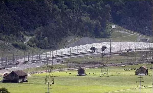 川藏铁路将在2030年年底建成通车,川藏铁路值得修建吗