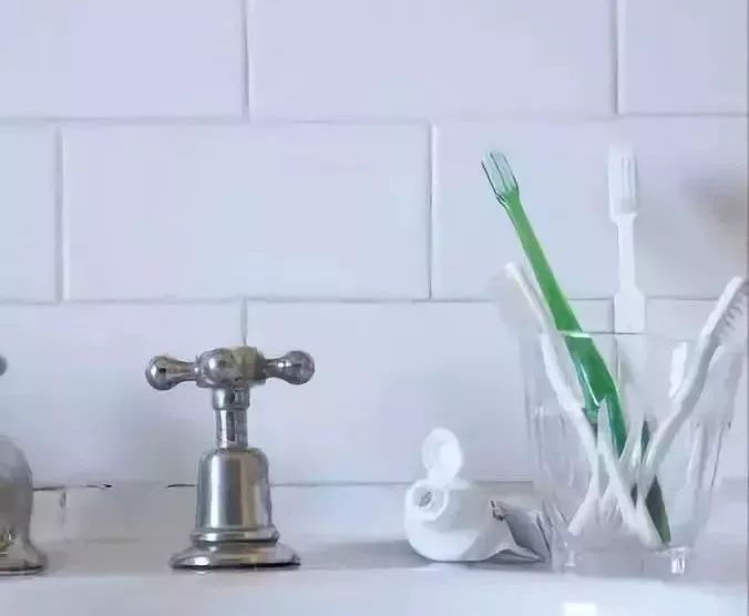 白墙弄脏了有什么补救的方法吗,白墙弄脏了怎么把它变白知乎