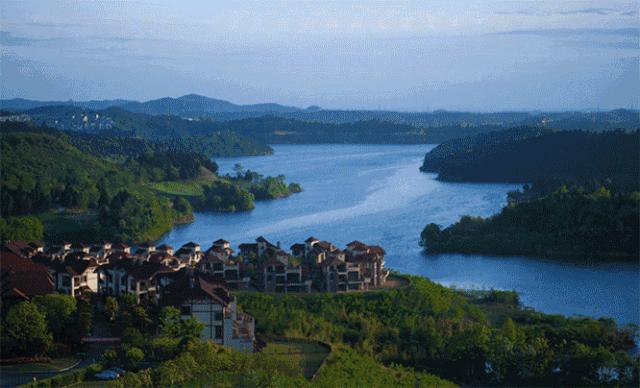 她不上班也不靠脸吃饭，住2层小楼，过上了别人做梦都要的日子！