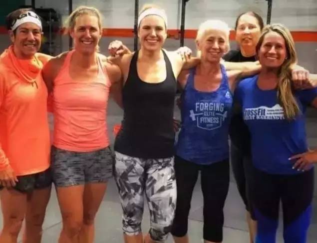 她50岁练瑜伽如今仍然美如花,45岁女人做的变年轻最基础的瑜伽