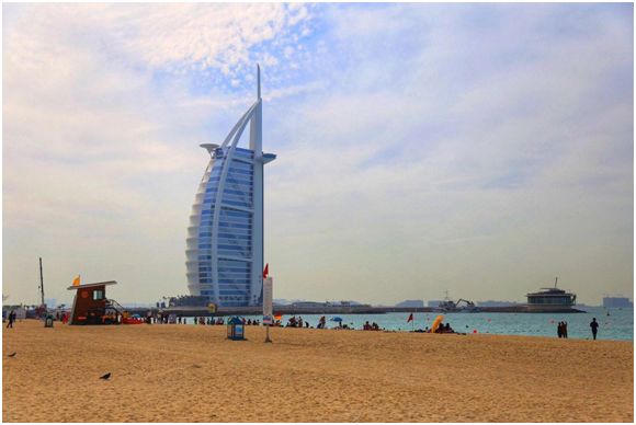 让五星红旗迎风飘扬在世界的东方,让五星红旗飘扬在中国的每个角落