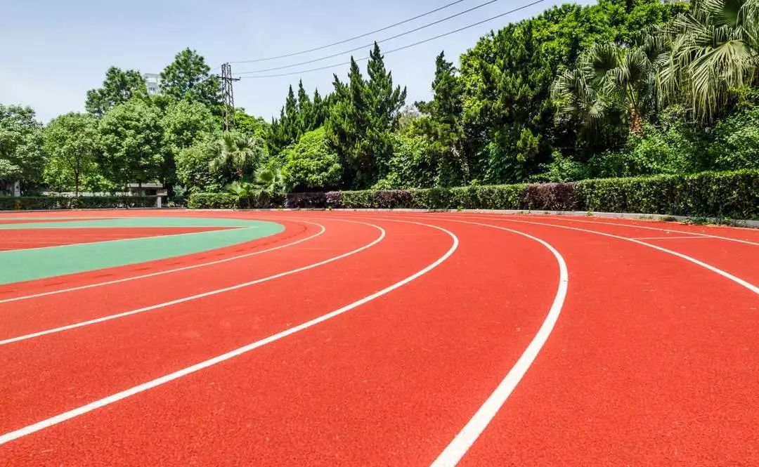 大学生在学校被同学撞伤谁负责,学校操场被撞伤了是谁的责任