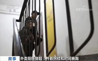 外卖小哥送餐途中跪地痛哭,泪目瞬间快递小哥