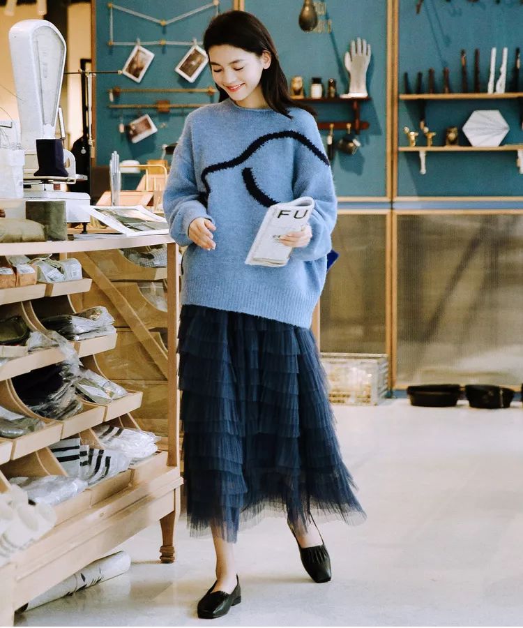 别再穿黑色了，这个颜色今年超流行，百搭时髦还显白显气质