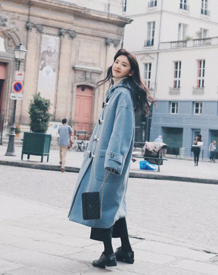 别再穿黑色了，这个颜色今年超流行，百搭时髦还显白显气质