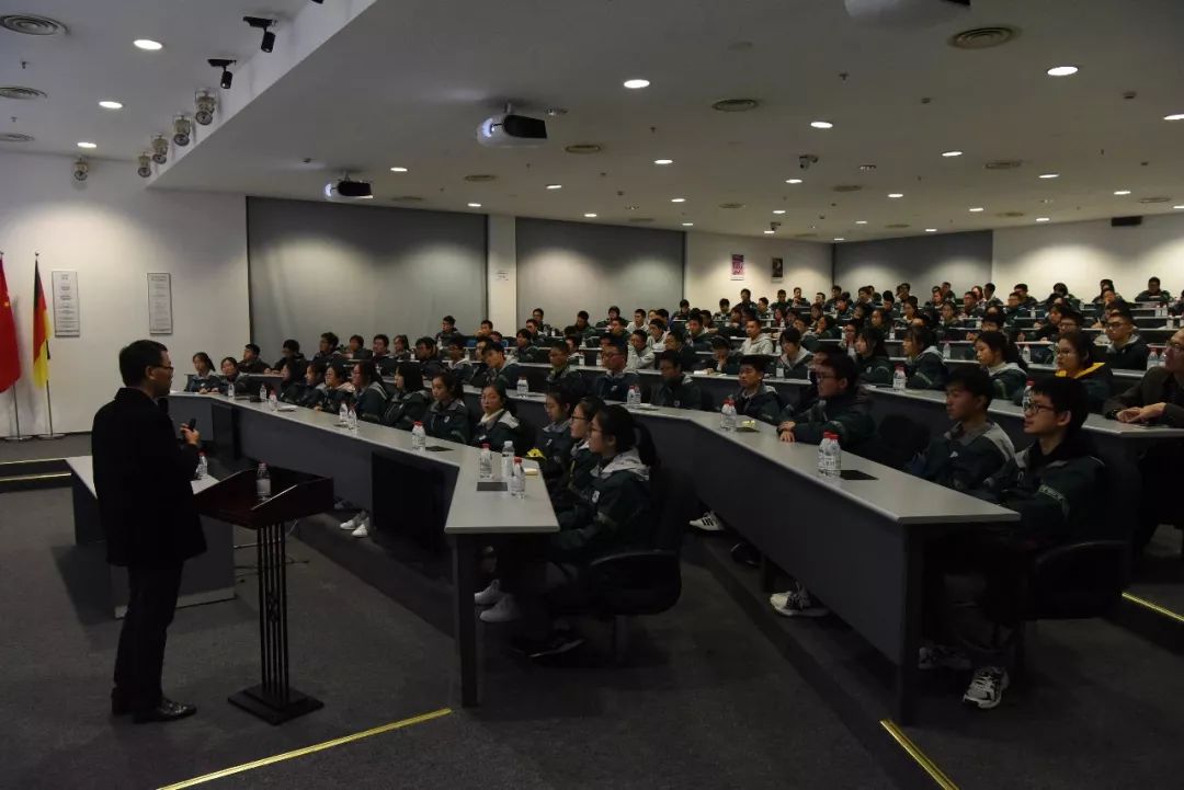 鑱屽紩鏈潵鏄嗘槑涓撳満鐩存挱甯﹀矖,鑱屽紩鏈潵绛戞ⅵ闈掓槬閭兏鐩存挱