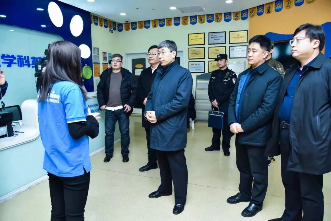 陪同市教育局对培训机构进行检查,区领导莅临我校检查