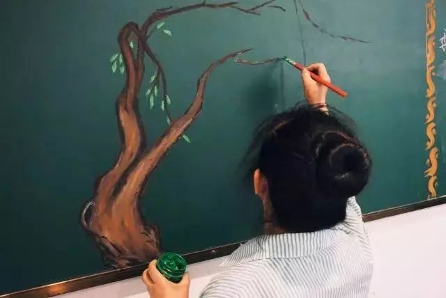 保洁阿姨画黑板报视频,保洁阿姨水平高黑板报画出3d效果