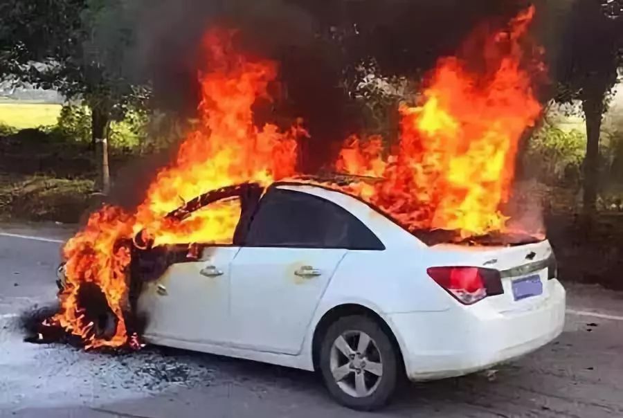 合肥车爆炸着火,合肥面包车爆炸