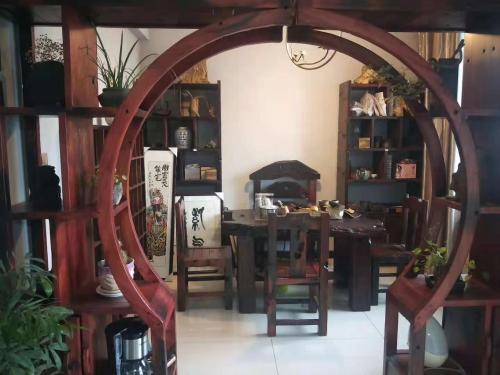 钛金板酒店墙面装饰,古船木装饰板