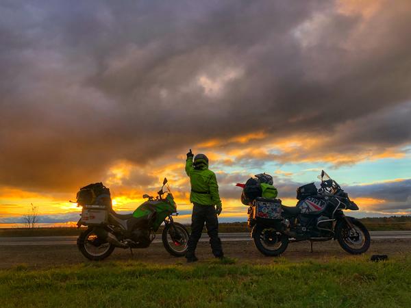 骑着摩托车环中国旅游,俩郑州小伙骑摩托环游欧洲