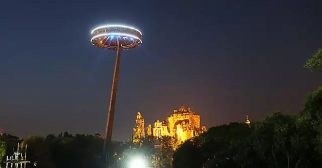 上海欢乐谷嗨翻了!50万㎡华灯齐放、圣诞市集、狂欢盛典,还能与偶像零距离接触……