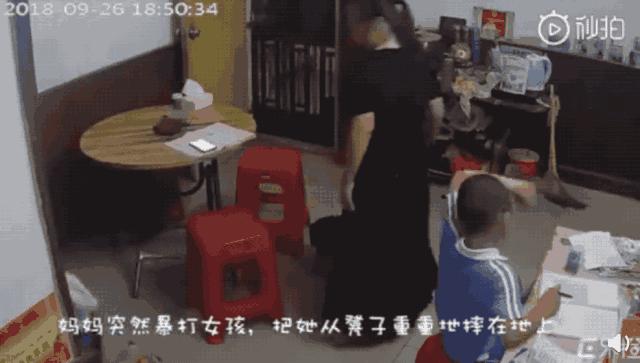 踢童模被妈妈踢,3岁童模被踢