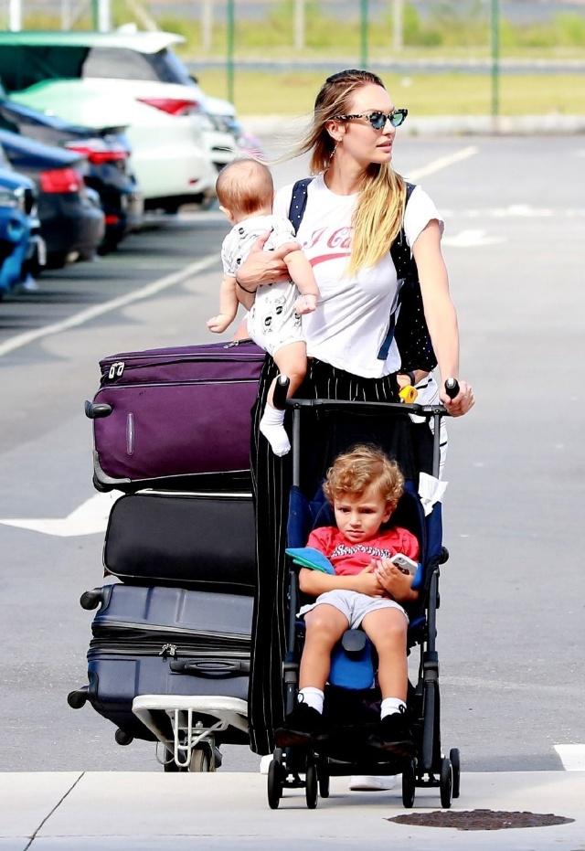 超模糖糖晒宝宝照片,超模糖糖穿金色鱼尾裙出席电影节