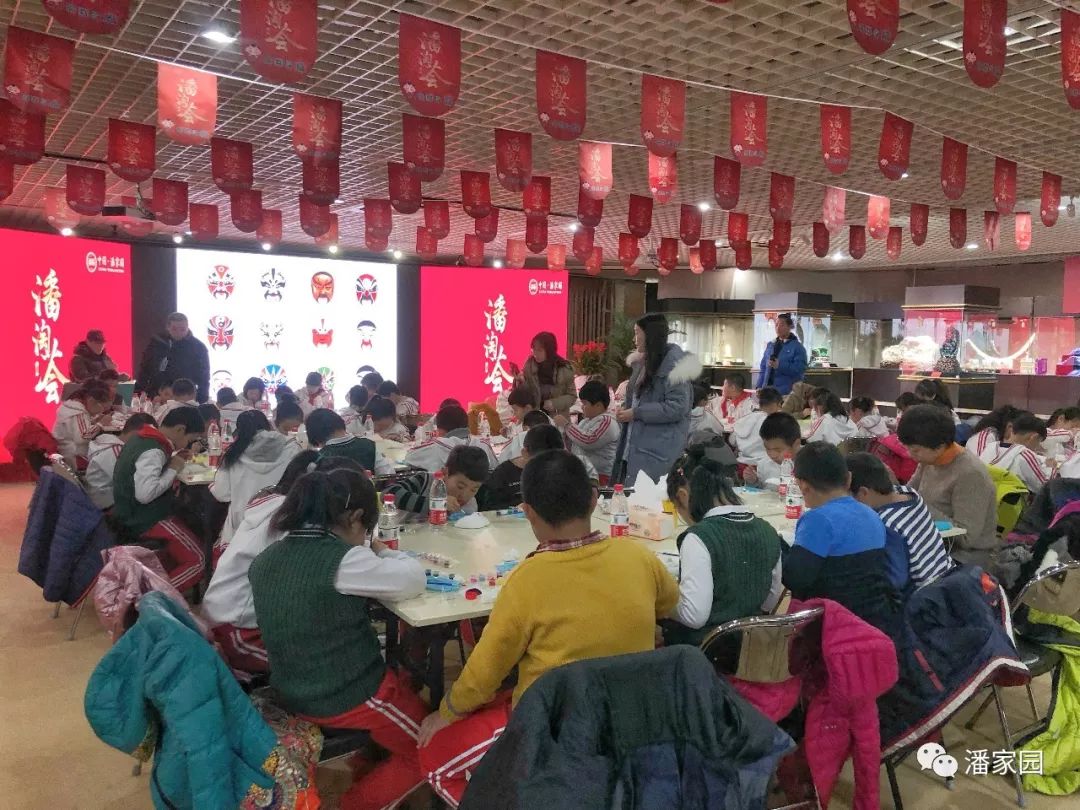 围观潘淘荟画脸谱感受传统文化魅力！