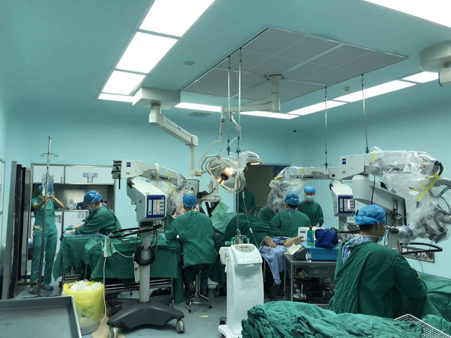 男子意外摔断手指,发生手指切断事故后断指怎么处理