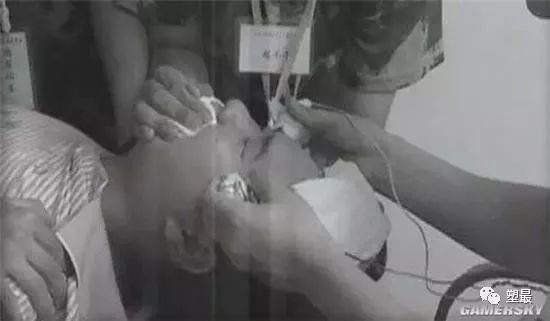 “儿子，你是不是喜欢男的？……如果是，我现在就把药喝了”