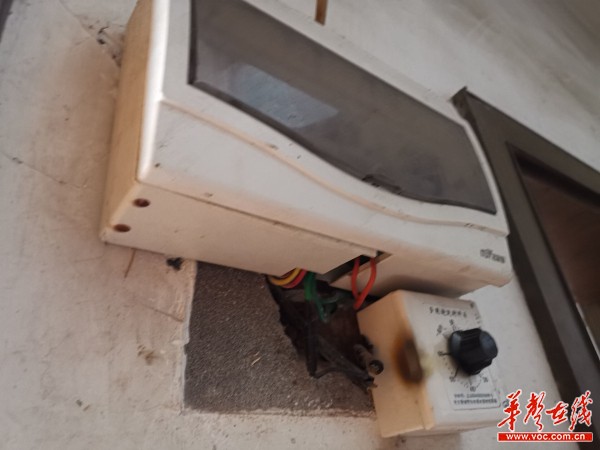 高压线附近容易烧坏电器,工人在施工时遇到高压线被电死