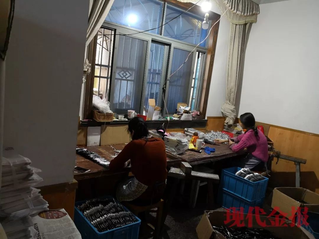 一块钱眼线笔真的假的,一元眼线笔生产过程图片