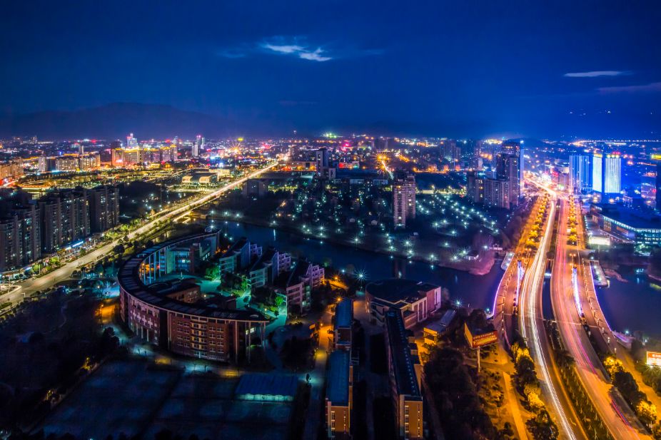 张抗抗故乡在远方视频,张抗抗眼中的哈尔滨