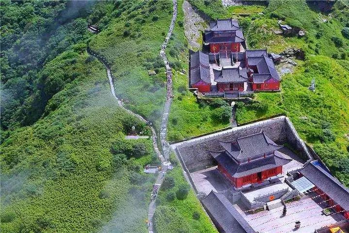 黔东南+黔西南经典八日游—昆明—马岭河峡谷—万峰林—黄果树瀑布—荔波小七孔—千户苗寨—镇远古镇—梵净山—石阡温泉