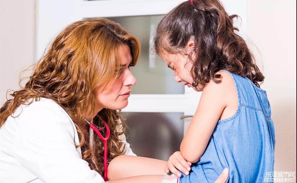 10岁女孩下腹部隐隐痛怎么回事,十岁女孩下腹部痛一下又痛