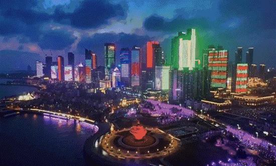 她暗示让我跟她表白,她很主动的跟我表白