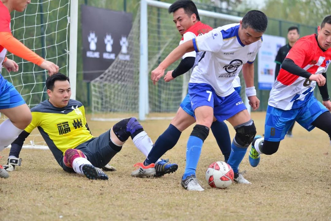 警界雄鹰绿茵翱翔，铁血男儿赛场争霸！