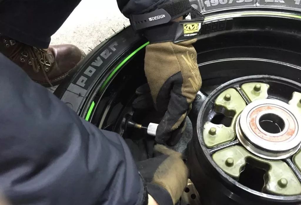 新手更换汽车轮胎的过程,新手换轮胎详细教程