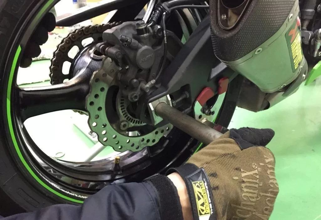 手把手教你换汽车轮胎,30秒教会你正确换轮胎步骤详解