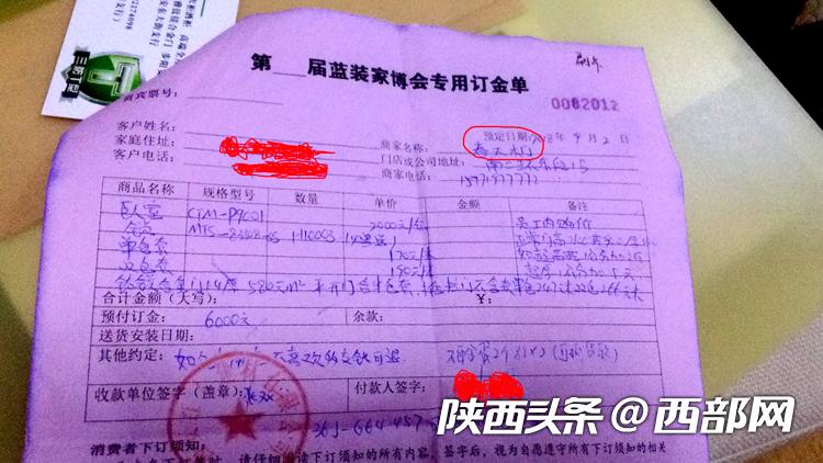 顾客被怀疑偷东西遭店员翻包,顾客买草莓遭摊主偷梁换柱被发现