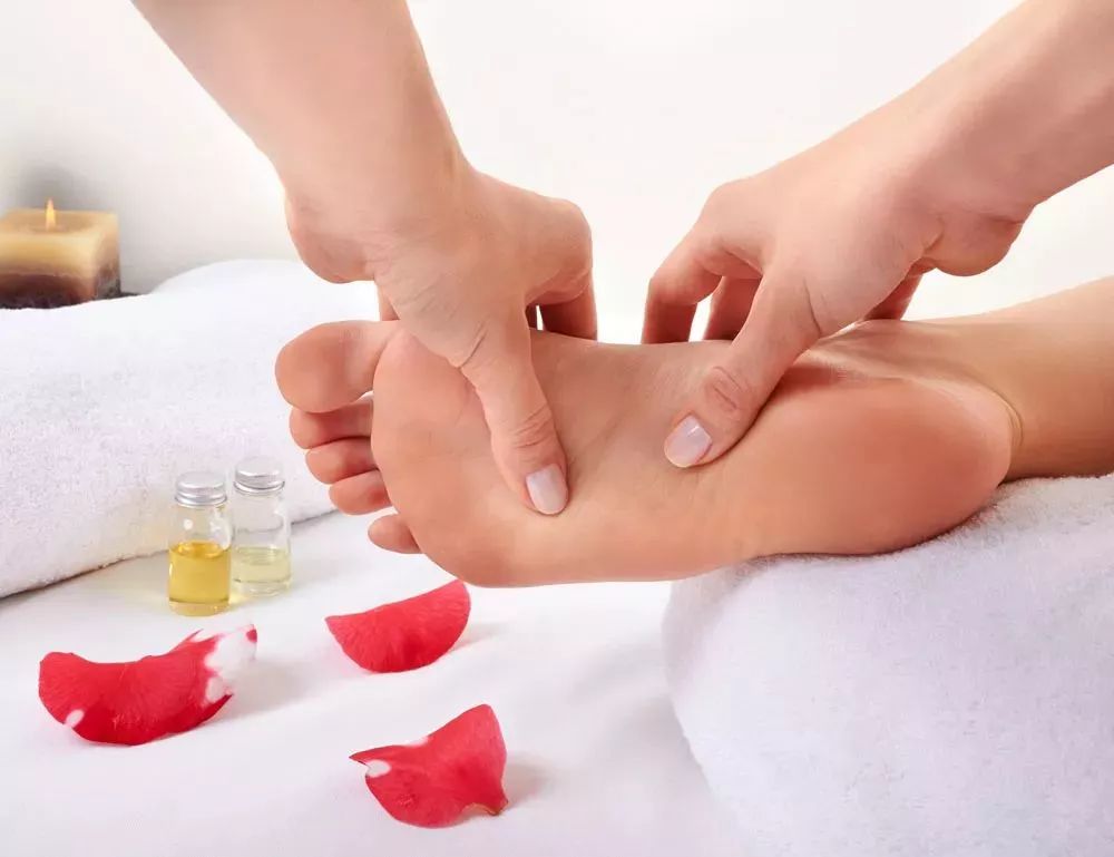 「警惕」天冷泡个脚，男子双脚溃烂发黑！泡脚后一个小动作千万注意！