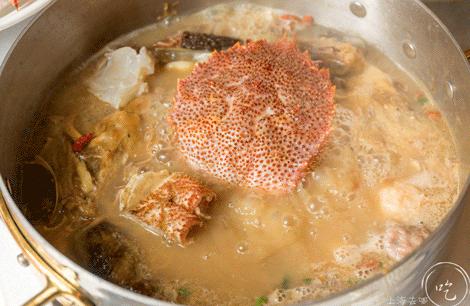 坐拥150㎡私家花园的火锅店，竟然还配空姐服务！