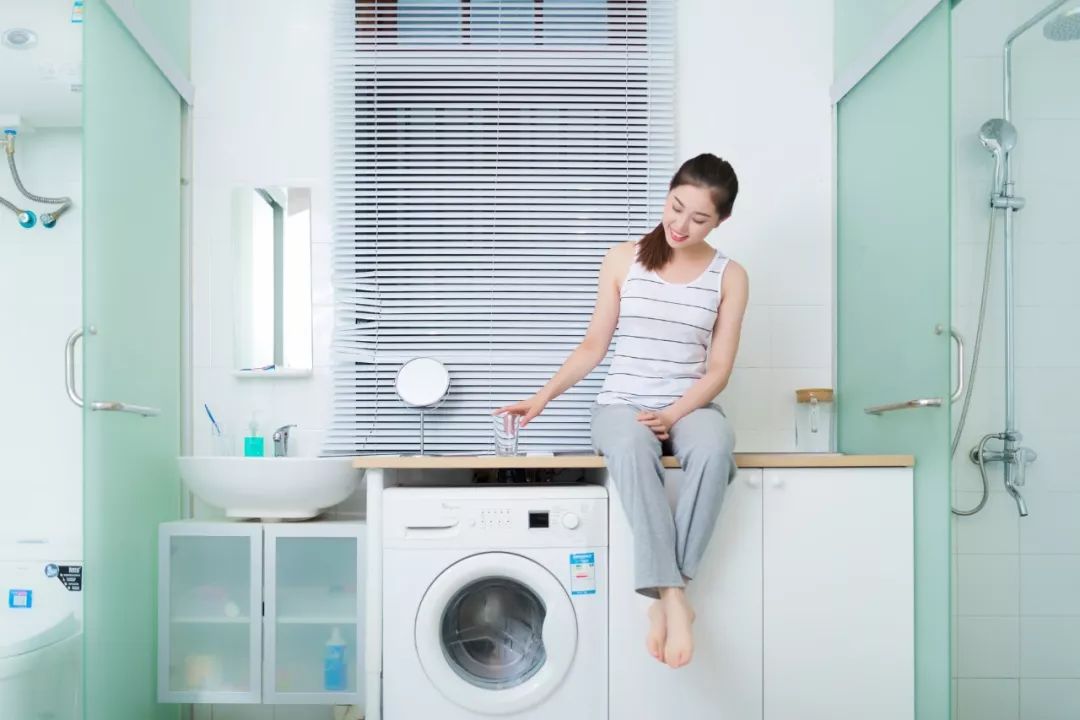 在家里自己洗羽绒服怎么洗才干净,黑色羽绒服如何洗既不掉色又干净