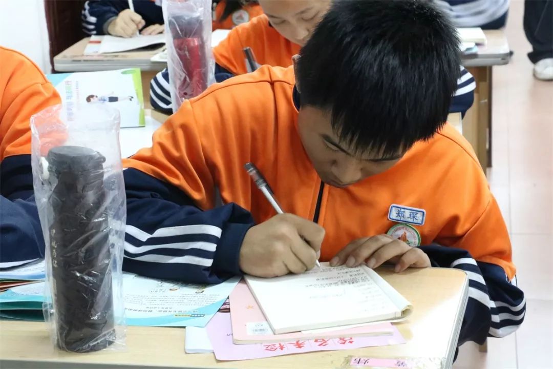 2019年首场法治课｜万水千山总是情，茂名“麻辣教师”下基层讲课