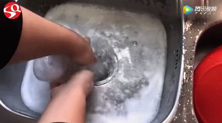 洗发水瓶不要扔，剪两刀放进洗碗池，解决千家万户的*麻大**烦！