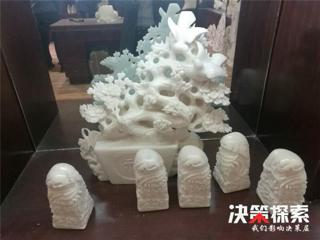 根雕匠人一双巧手化腐朽为神奇,根雕手艺人变废为宝