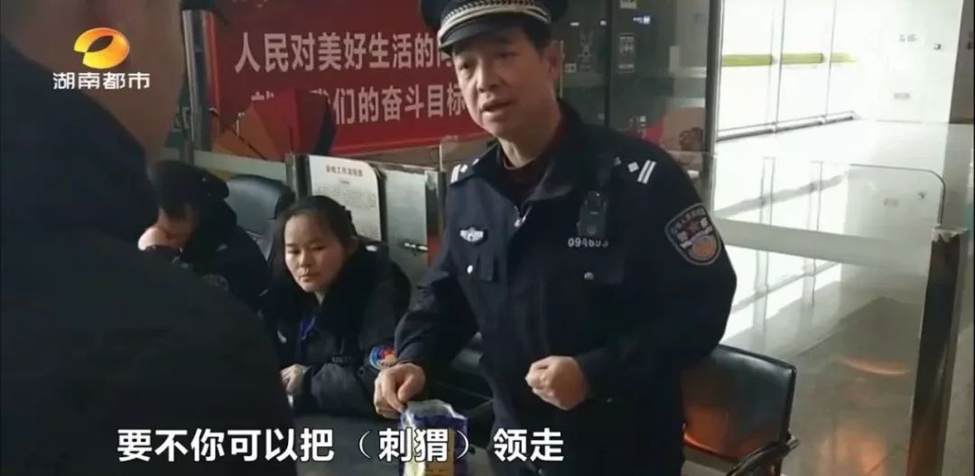 湘潭一大学生竟在身上藏了这东西，让安检人员哭笑不得……