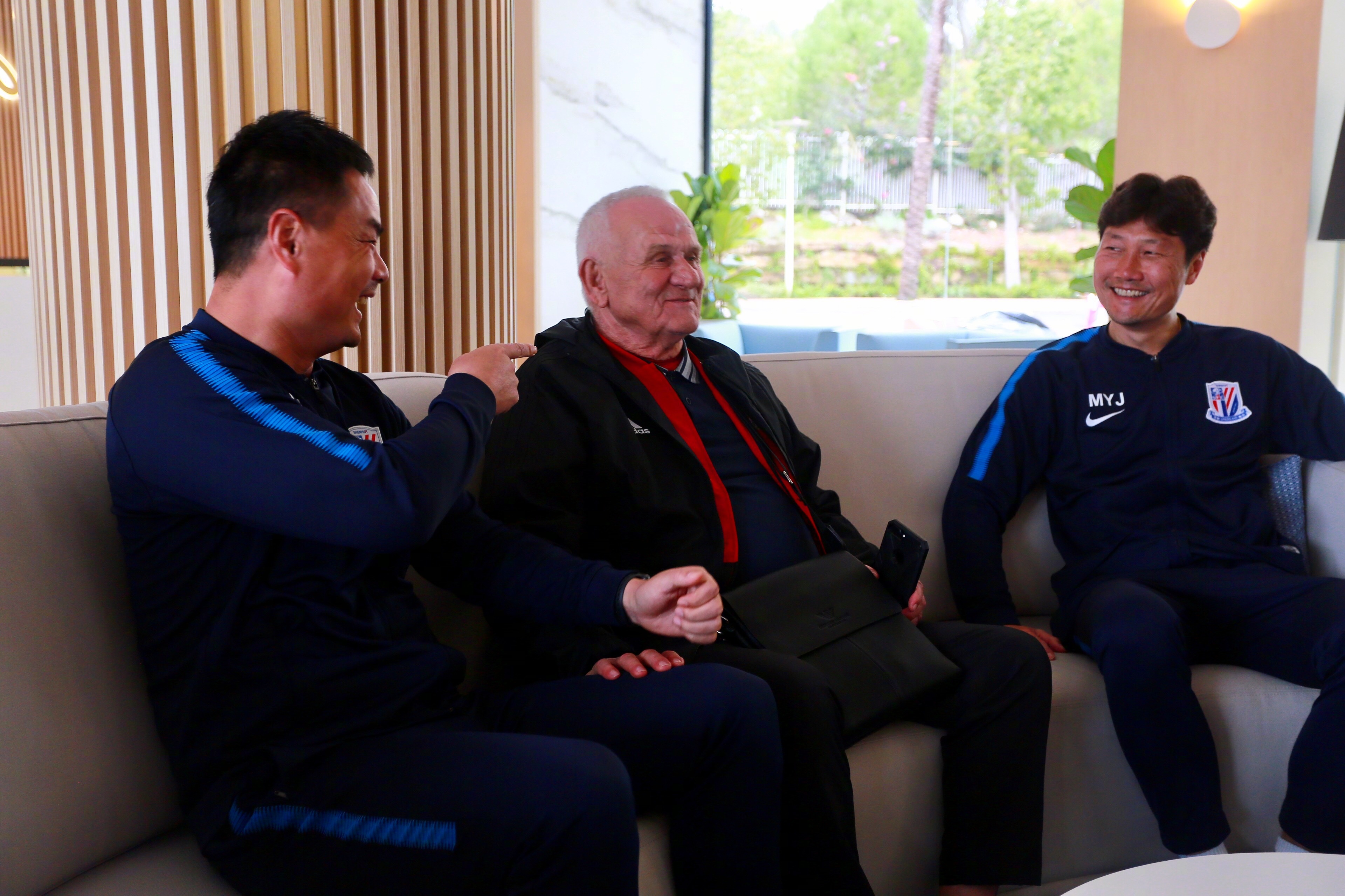 「视频」他乡再遇彼德洛维奇,关注申花20年听他再忆“追打裁判”往事