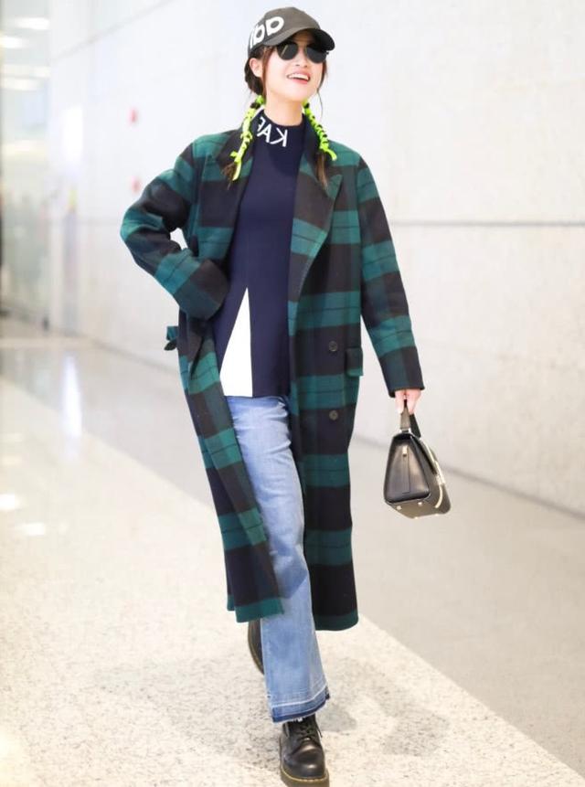 蓝盈莹很飒,蓝盈莹这次现身机场身穿毛领夹克